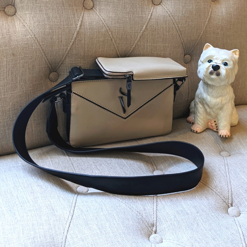 Simply Vera Vera Wang small crossbody nube/ light gray color